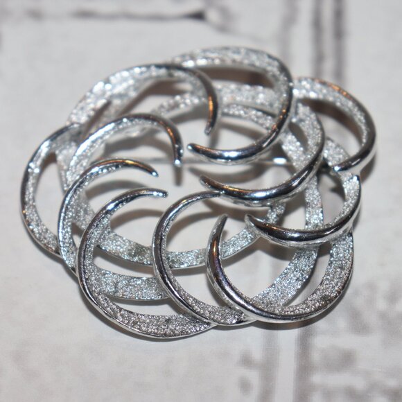 🌸✨🌿 SILVER FLOWER BROOCH BY SARAH COVENTRY · 2.25" WIDE - Picture 1 of 4